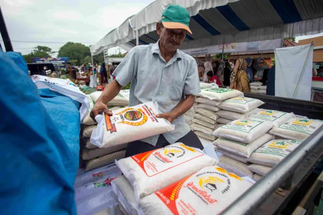Warga membeli beras pada kegiatan Gerakan Pangan Murah (GPM) di halaman Polres Indramayu, Jawa Barat, Selasa (24/2/2026). Polda Jawa Barat menggelar Gerakan Pangan Murah (GPM) secara serentak di sejumlah Polres kabupaten/kota di Jabar untuk membantu masyarakat mendapatkan kebutuhan pokok dengan harga di bawah pasar dalam upaya stabilisasi pasokan dan harga pangan saat bulan Ramadhan 1447 Hijriah. 