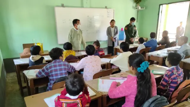 မကွေးတိုင်း၊ သရက်ခရိုင်၊ ဆင်ပေါင်ဝဲမြို့နယ်မှာရှိတဲ့ အမှတ် (၈) ကာကွယ်ရေး ပစ္စည်းစက်ရုံဝန်းအတွင်း က အထက(ခွဲ)ကျောင်းမြင်ကွင်း (ပုံဟောင်း)