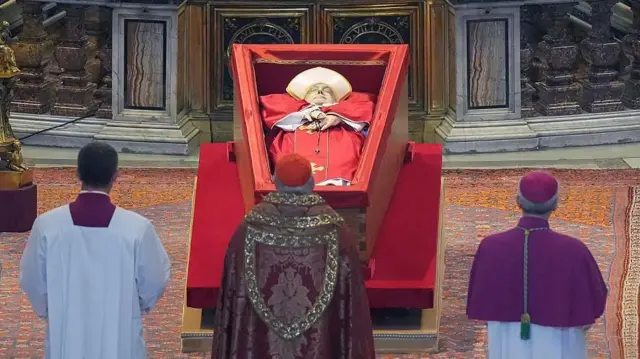 Isanduku ya Pape François muri Saint-Pierre