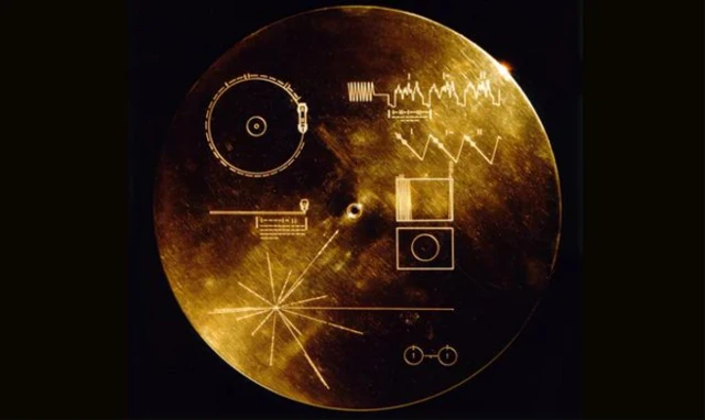 แผ่นบันทึกข้อมูลทองคำที่ส่งไปกับยานวอยาเจอร์ 1 และ 2 เพื่อสื่อสารกับอารยธรรมต่างดาว