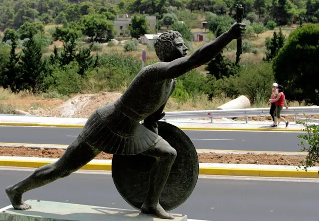 Estatua de Fidípides carregando papel