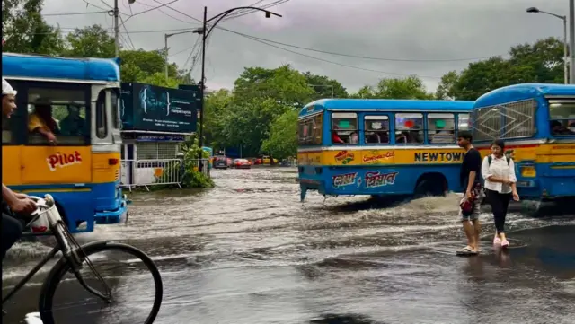 কলকাতাতেও হালকা থেকে ভারী বৃষ্টিপাত হচ্ছে।