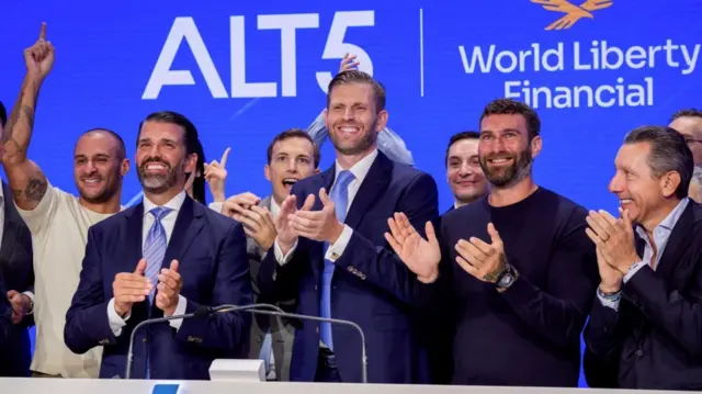 بدء التداول بعملة رقمية لعائلة ترامب يرفع قيمة أصولها إلى نحو 5 مليارات دولار