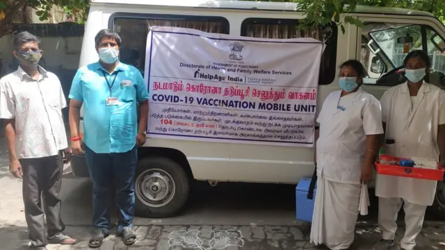 புதுச்சேரியில் வீடு வீடாக சென்று தடுப்பூசி செலுத்தும் பணி தீவிரம்