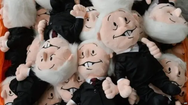 आंद्रेस मेनुएल लोपेज़ ओब्राडर के समर्थक उन्हें लोकप्रिय बनाने की अलग-अलग कोशिशें कर रहे हैं