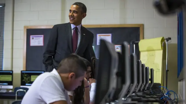 కంప్యూటర్ల వద్ద బరాక్ ఒబామా