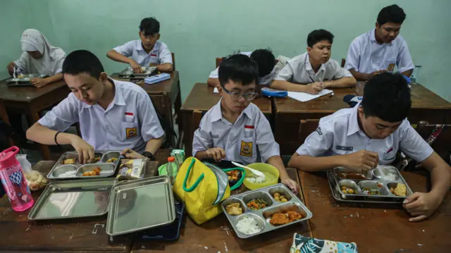 Sejumlah siswa penyandang disabilitas menyantap hidangan paket makanan program Makan Bergizi Gratis (MBG) di SLB Negeri Kota Semarang, Jawa Tengah, Senin (12/1/2026).