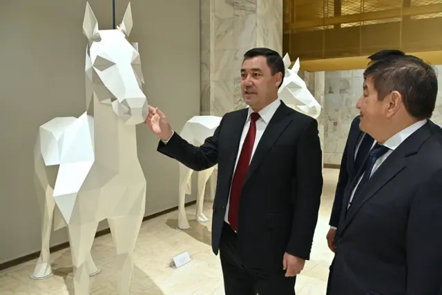 Тарых музейиндеги 17 миң еврого сатылып алынган манекен аттар