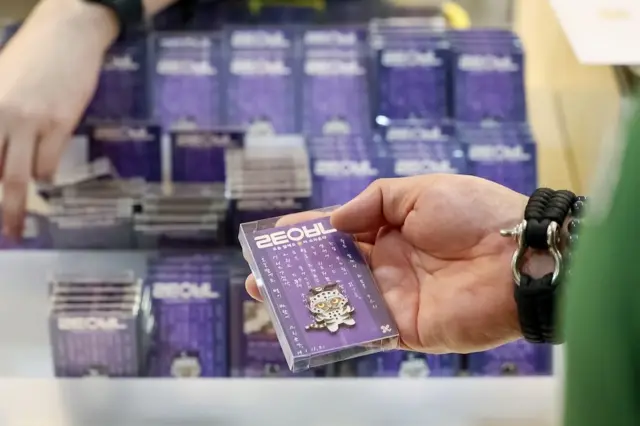 쌓여 있는 '까치 호랑이 배지'