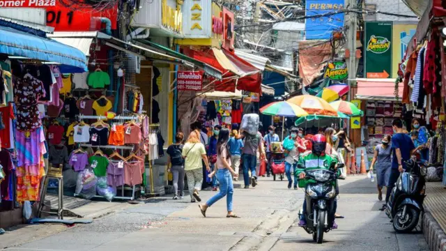 ဘန်ကောက်မြို့လယ်ခေါင်မှာရှိတဲ့ ပသူနမ်စျေး