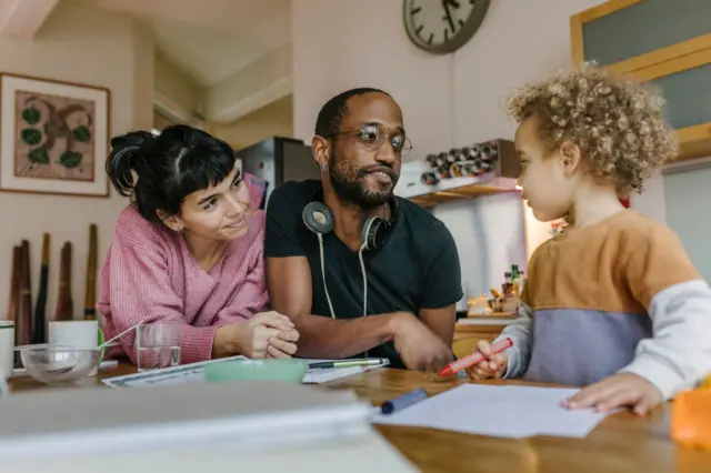 Unos padres hablando con su hijo, de apenas 5 años, a la hora del desayuno.