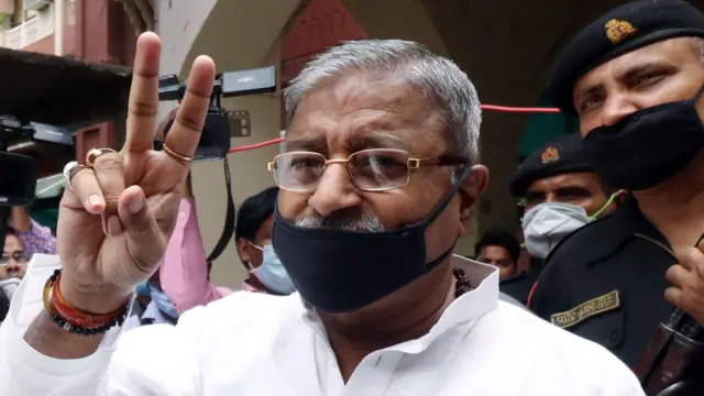 साल 2020 की इस तस्वीर में विनय कटियार सीबीआई कोर्ट में जाते हुए.