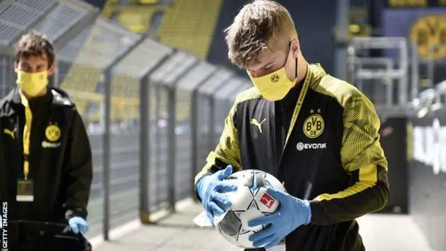 ပွဲမှာ ကန်မယ့် ဘောလုံးအားလုံးကို ဘောလုံးကောက်ပေးတဲ့သူတွေက ပိုးသတ်ဆေးနဲ့ ပိုးသတ်ပေးတယ်