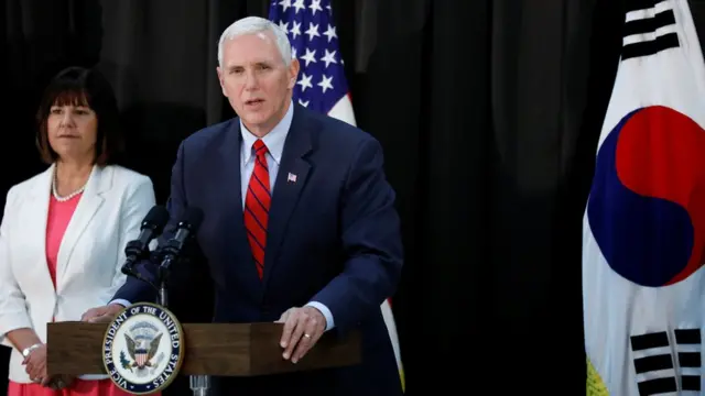 彭斯（右）在首尔一处美军驻军基地演讲劳军（16/4/2017）