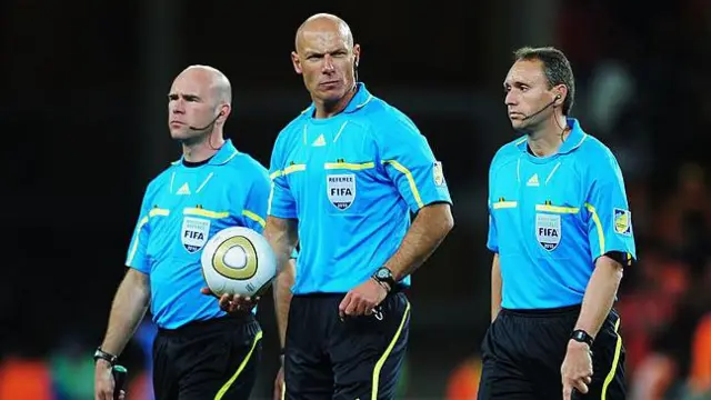 O árbitro Howard Webb e os assistentes Michael Mullarkey e Darren Cann deixam o campo no intervalo da final da Copa do Mundo da FIFA de 2010