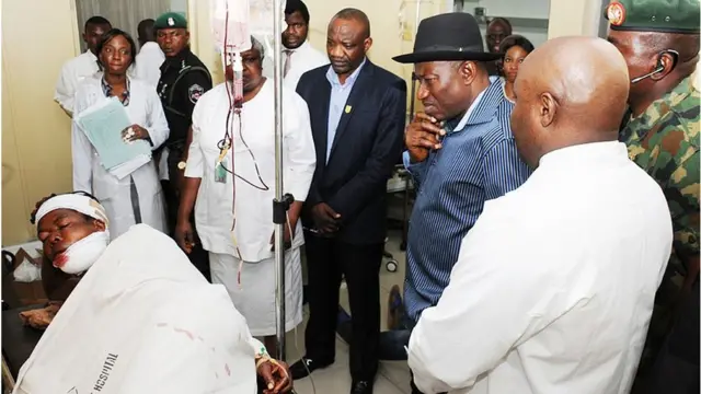 Onyeisiala oge ahụ bụ Goodluck Jonathan gara leta ndị merụrụ ahụ oge ogbunigwe ahụ gbara