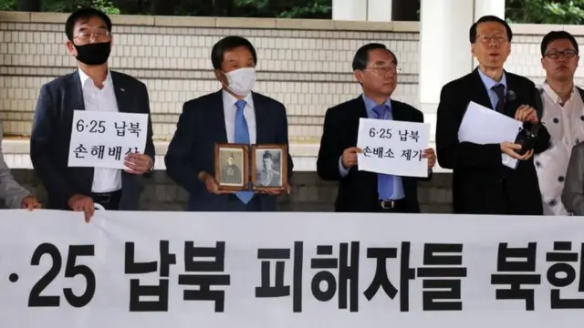 6·25 납북 피해자들과 한반도 인권과 통일을 위한 변호사모임(한변)이 지난해 6월 25일 서울 중앙지방법원 앞에서 북한에 손해배상청구소송 제기 기자회견을 하고 있다