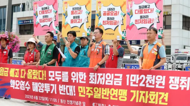 이영훈 민주노총 전국민주일반연맹 공공연대노조 위원장이 2023년 6월 22일 오전 서울 용산 대통령실 앞에서 열린 최저임금 인상 촉구 기자회견에서 투쟁 발언을 하고 있다