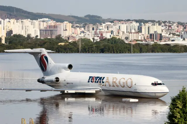 Fotografia mostra pista365 bet cadastroavião alagada e avião365 bet cadastrocarga365 bet cadastromeio à água