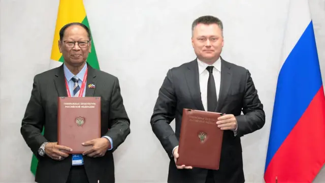 ရုရှားခရီးစဉ်မှာတွေ့ရတဲ့ ဦးစစ်အေး(ဝဲ)
သူဟာ အဂတိလိုက်စားမှုတိုက်ဖျက်ရေးကော်မရှင်ဥက္ကဋ္ဌတာဝန်ထမ်းဆောင်နေရပေမဲ့ စစ်ခေါင်းဆောင်ကို ဆက်လက်အကြံပေးနေရပါတယ်။