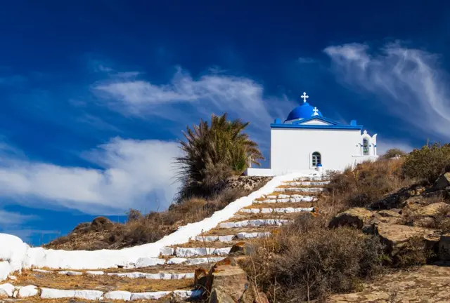 Iglesia en una colina en Santorini, Grecia.