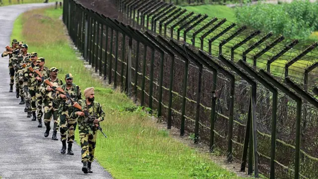 Les troupes de la Force de sécurité des frontières (BSF) patrouillent le long de la clôture frontalière entre l'Inde et le Bangladesh.