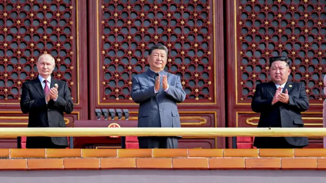 2025年9月3日,中国领导人习近平(中)在北京胜利日阅兵上,与俄罗斯总统普京(左)及朝鲜最高领导人金正恩(右)一同鼓掌。