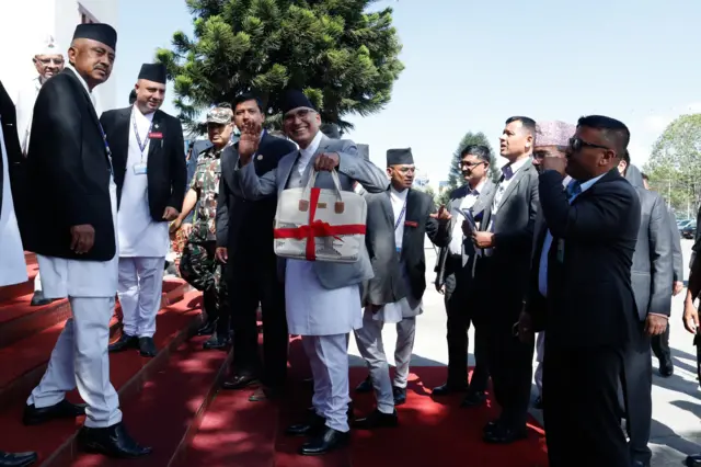 बजेट भाषण अघि ब्रिफकेस देखाउँदै अर्थमन्त्री विष्णु पौडेल