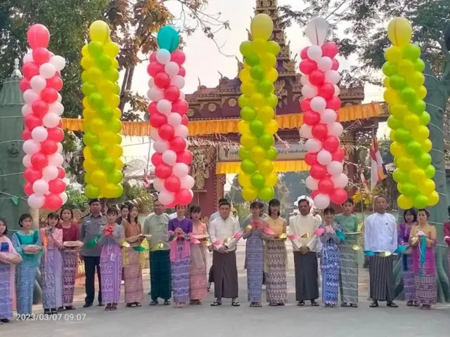 ၂၀၂၃ ခုနှစ်၊ မတ်လ ၇ ရက်တုန်းက ဗန်းမော်မြို့၊ သမိုင်းဝင်ရွှေကျီးနားမဟာစေတီတော်မြတ်ကြီးရဲ့ ဗုဒ္ဓပူဇနိယ ဆွမ်းတော်ကြီး ကပ်လှူပူဇော်ပွဲ ဖွင့်ပွဲအခမ်းအနားမှာတွေ့ရတဲ့ ဗိုလ်မှူးချုပ်မင်းထွဋ်ဦး (အလယ်)