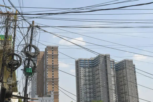 Semrawut kabel utilitas di Jakarta