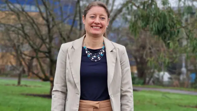 هلن مگوایر، سخنگوی وزارت دفاع بریتانیا