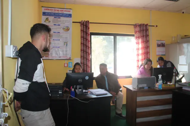 विवाह दर्ता गराउँदै सुरेन्द्र पाण्डे र माया गुरुङ