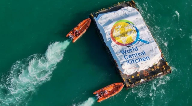 استُخدمت الزوارق لدفع البارجة المحملة بالمساعدات الغذائية من سفينة اوبن ارمز إلى رصيف مخصص لهذا الغرض