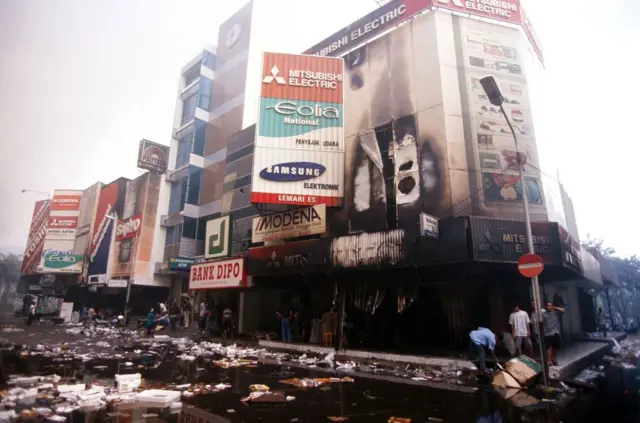 Kerusuhan di Jakarta pada 14 Mei 1998.