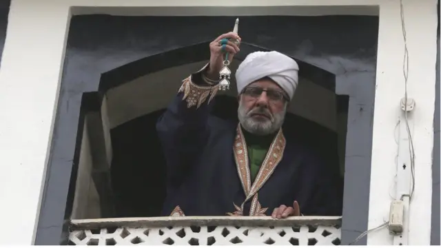 نمایش تار مویی که گفته می‌شود ریش پیامبر اسلام است، میلاد نبی، کشمیر هند
