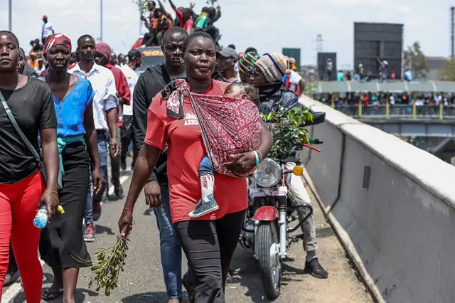 Abantu ibihumbi bitwaje amababi bamanutse mu mihanda baherekeza umurambo wa Raila Odinga ubwo wari ujyanywe kuri Kasarani Stadium ngo abantu babashe kuwureba