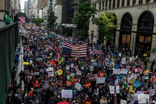 Cientos de manifestantes en las calles de Nueva York.