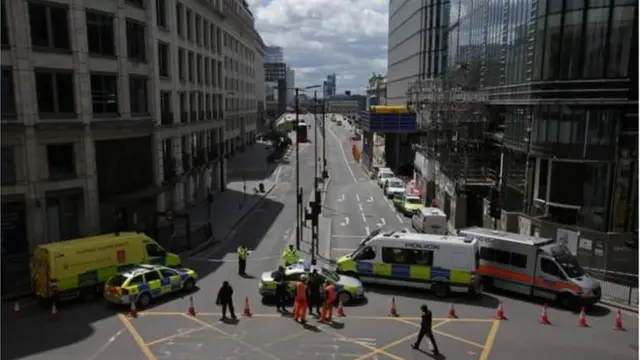 Policiais na cena do ataquewww casadeaposta com brLondres