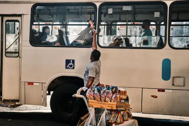 Um vendedor ambulante informal vende uma garrafabetsul demora quanto tempo para cair na contaágua para um passageiro na Rodoviária do Plano Piloto, principal centrobetsul demora quanto tempo para cair na contatransporte do Distrito Federal