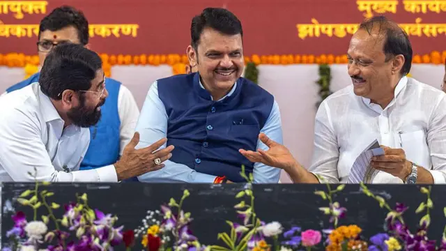 महाराष्ट्र के मुख्यमंत्री देवेंद्र फडणवीस और एकनाथ शिंदे के साथ अजित पवार