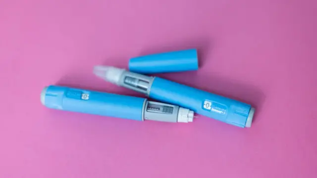 Дві інʼєкції для схуднення на рожевому фоні