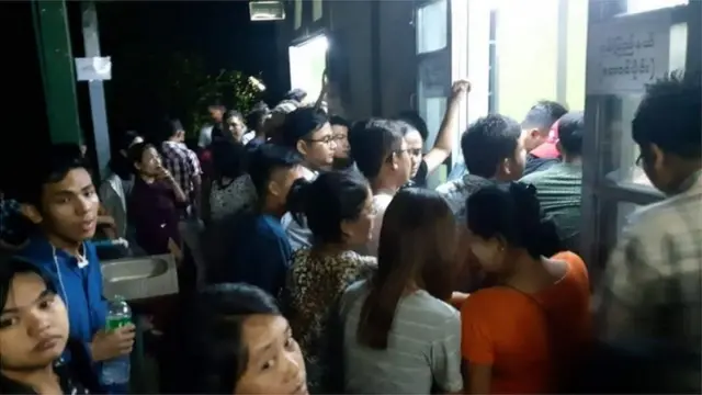 ၂၀၁၉ ဇွန် ၈ရက်နေ့ မနက်အစောပိုင်းက အောင်စာရင်းကြည့်ရှုနေသူများ