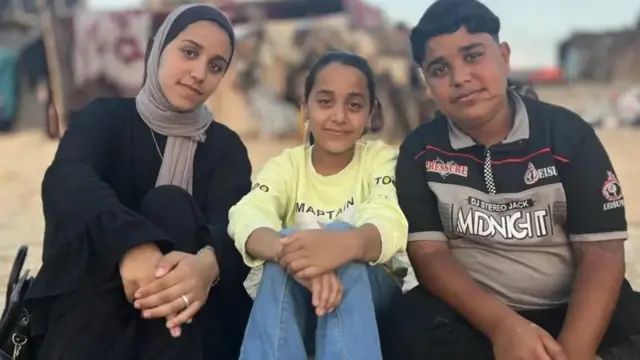 ਅਬਦੁੱਲਾ, ਮਿੰਨਾ (ਖੱਬੇ) ਅਤੇ ਹਾਲਾ (ਵਿੱਚਕਾਰ)