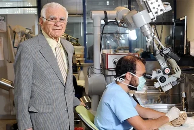 Yaşargil laboratuvarda çalışırken