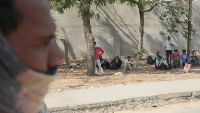 प्रवासी मज़दूरों का संकट: नौकरी छूट गई, भविष्य का पता नहीं, मानसिक स्वास्थ्य की चिंता किसको है?