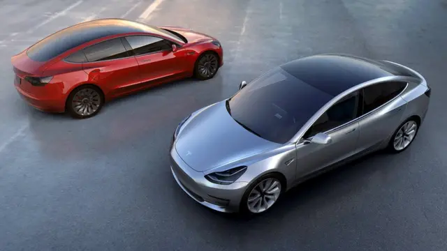 Dos coches "Model 3" de Tesla