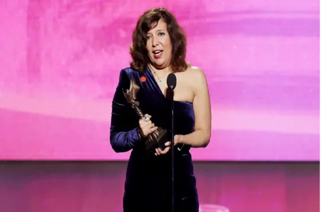 Kaouther Ben Hania reçoit le prix du meilleur documentaire lors des derniers Spirit Awards.