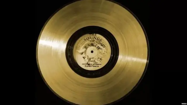 व्हॉयेजर यानांसोबत अंतराळात पाठवलेली 'गोल्डन रेकॉर्ड', ज्यावर केसरबाई केरकरांचं गाणं आहे.