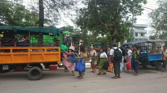 မိုခါမုန်တိုင်းလမ်းကြောင်းပေါ်မှာရှိနေတဲ့ စစ်တွေဒေသခံတွေ နေရပ်စွန့်ခွာပြီ 