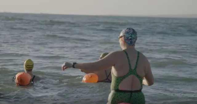 कोल्ड वॉटर स्विमिंग